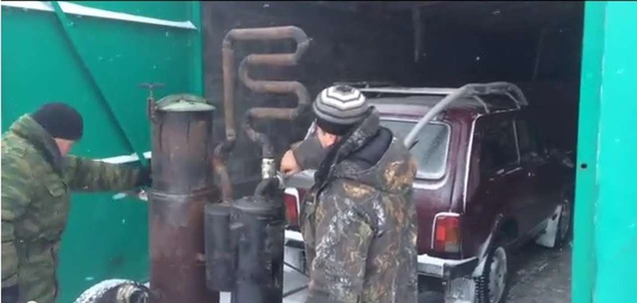 Умельцы из Омска научились ездить на шишках и навозе