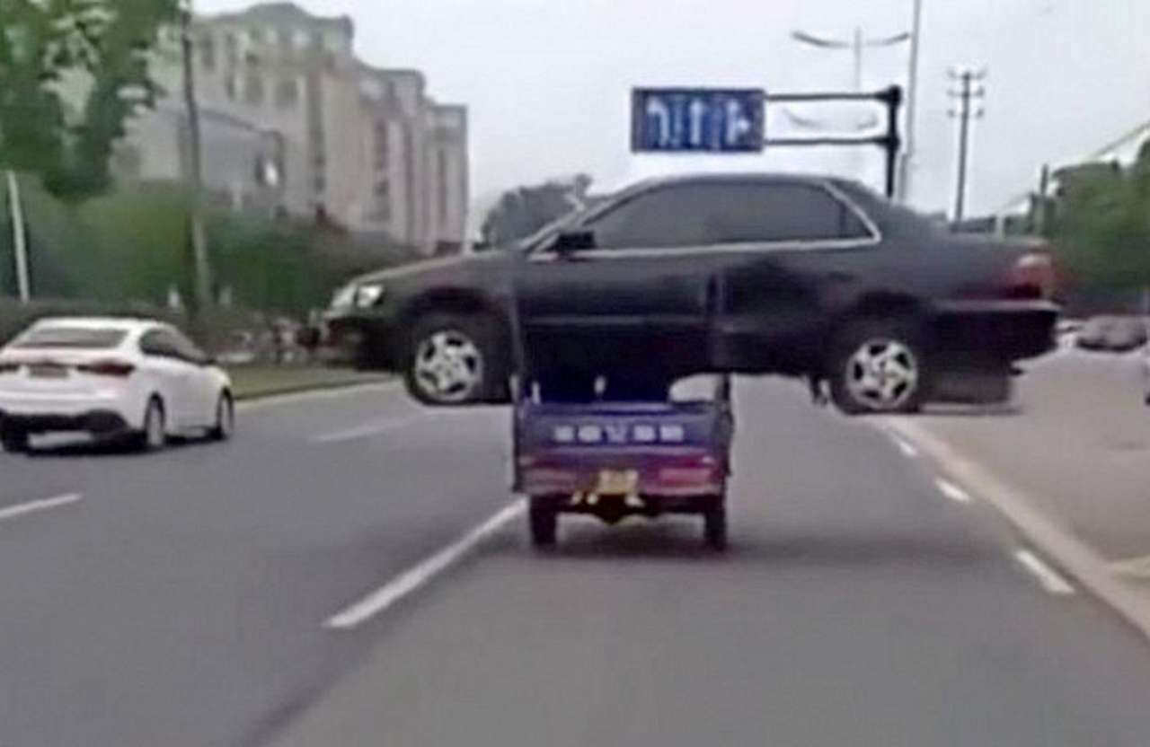 Китаец перевез автомобиль на мотоцикле. И заработал штраф