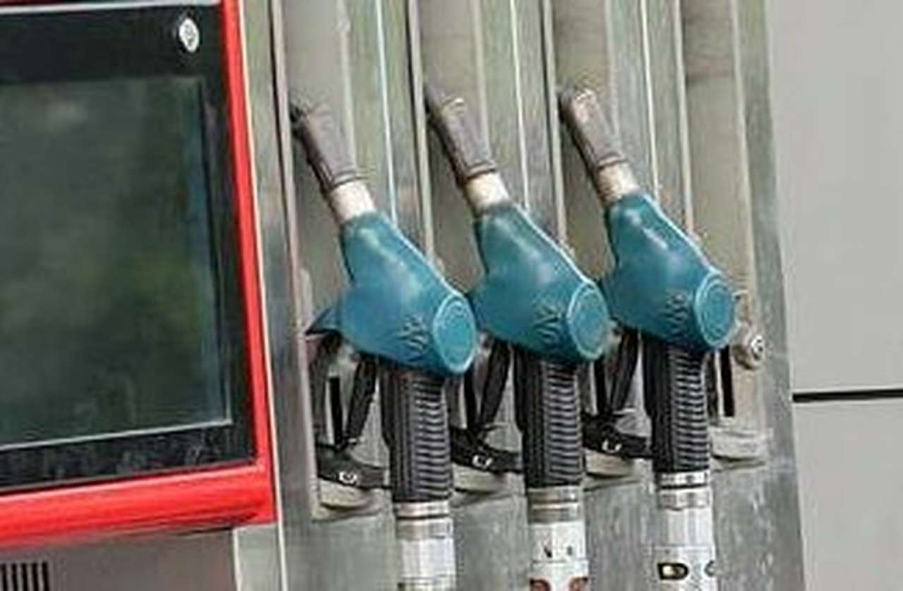 Власти РФ продолжат следить за ценами на нефтепродукты