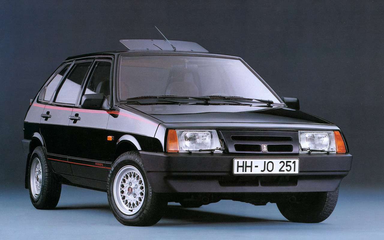 Ранняя, еще с так называемым коротким крылом Lada Samara фирмы Deutsche Lada в модной окраске и с люком в крыше.