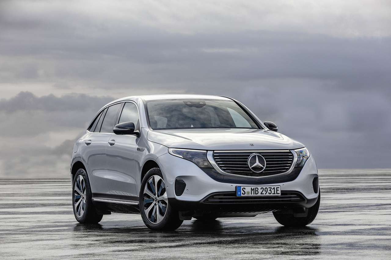 Электрический Mercedes-Benz EQC: два мотора и 450 километров на зарядке