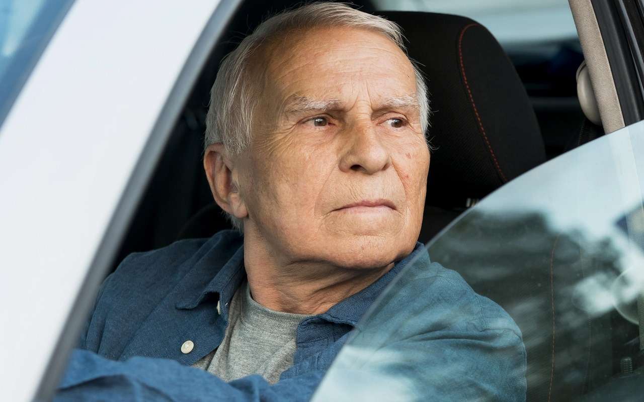 Пожилой водитель
