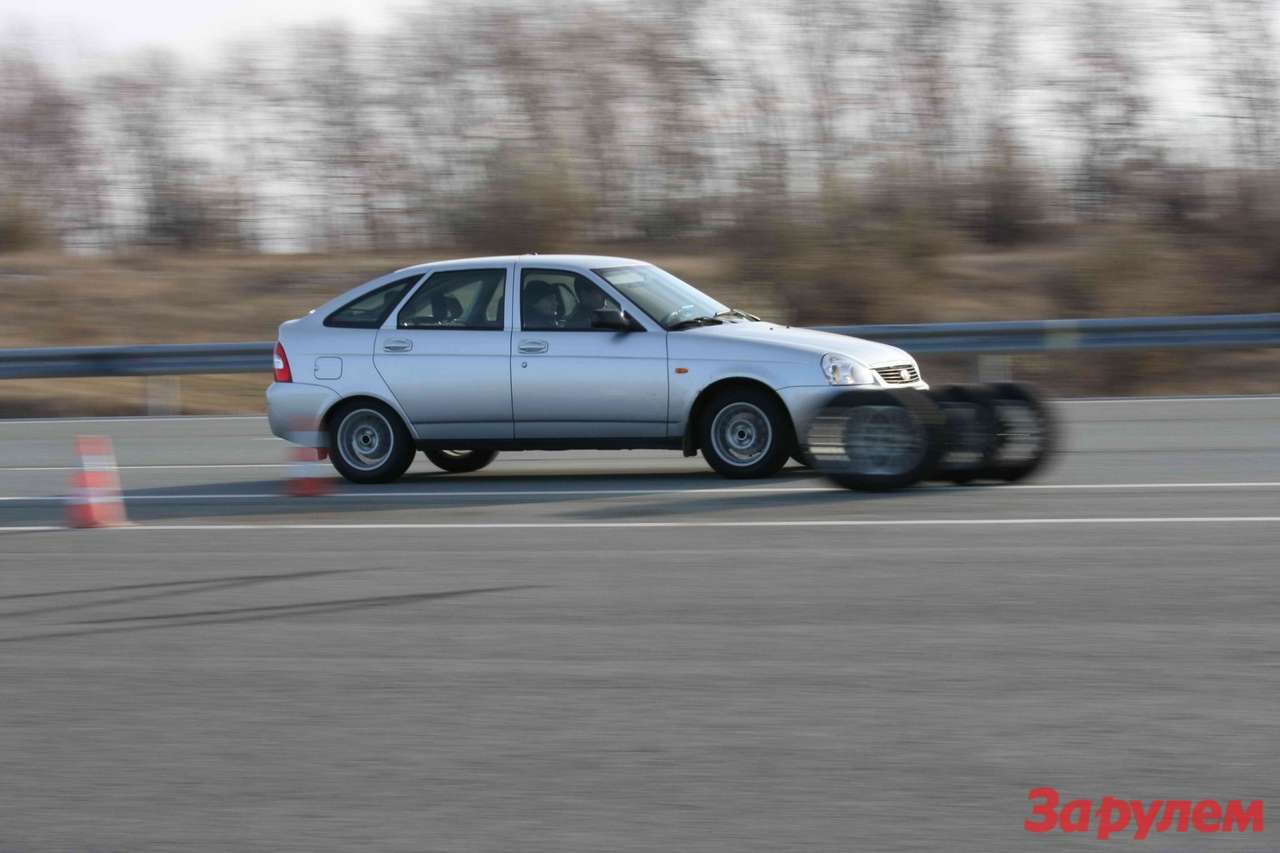 "Приора" ездила на разных шинах.