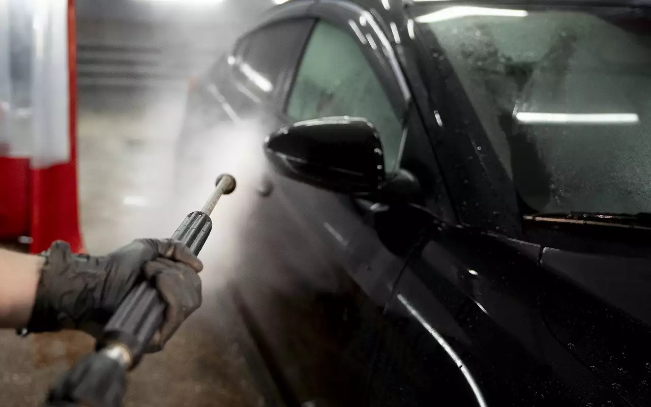 Блеск за копейки: почему кнопка «Воск» на мойке — это пустышка для вашего авто