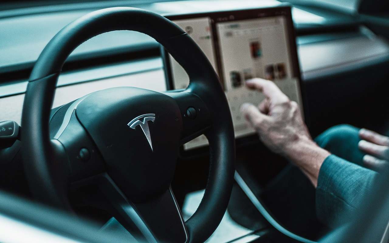 Владельцы электрокаров Tesla пожаловались на проблемы с автопилотом