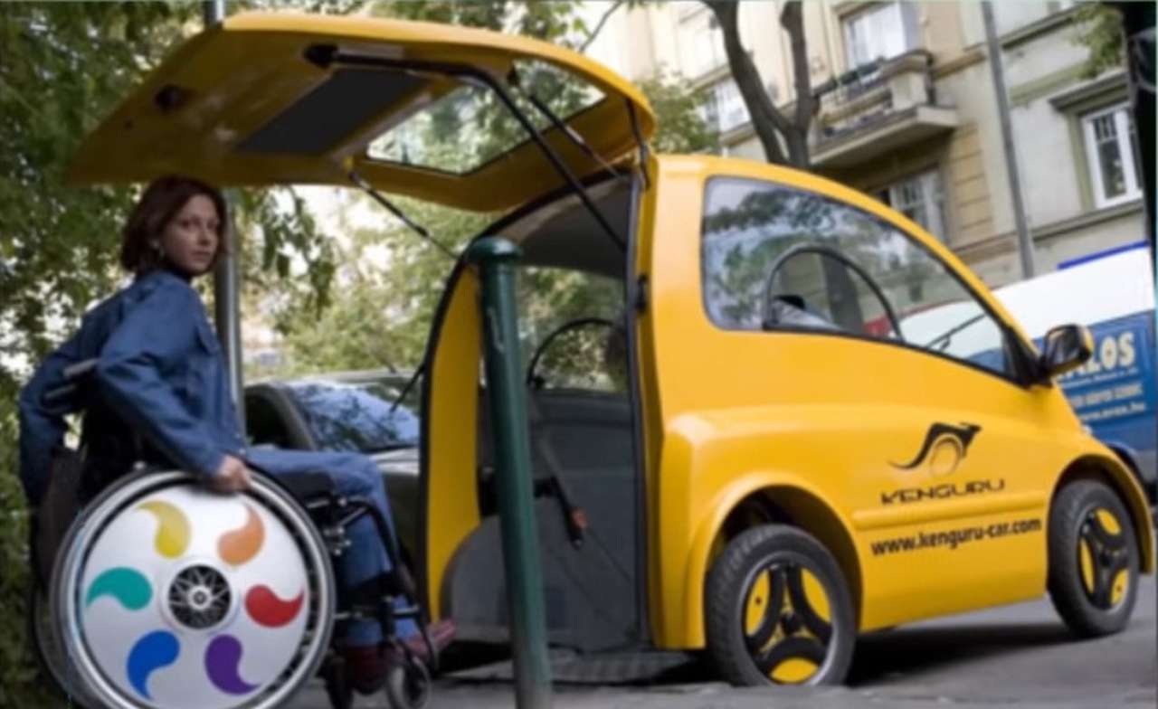 Новый электрокар для инвалидов: коляска превращается в автокресло