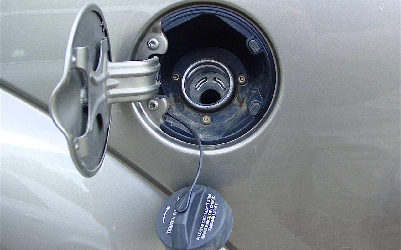 Лючок бензобака не примерзнет: простой и верный метод!