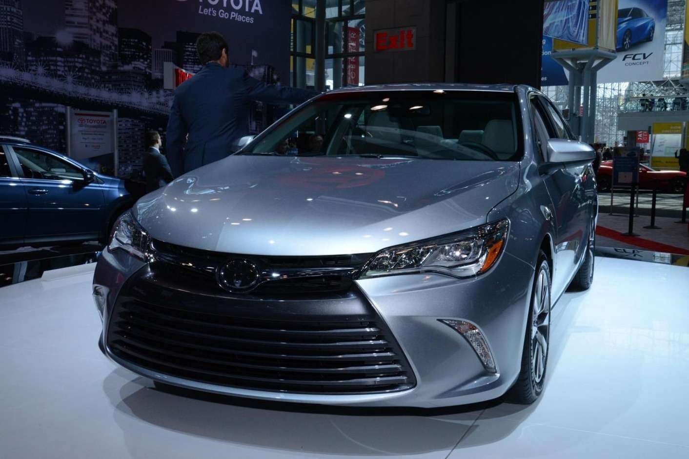 Как выглядит новый камри Toyota обновила Camry по всем фронтам