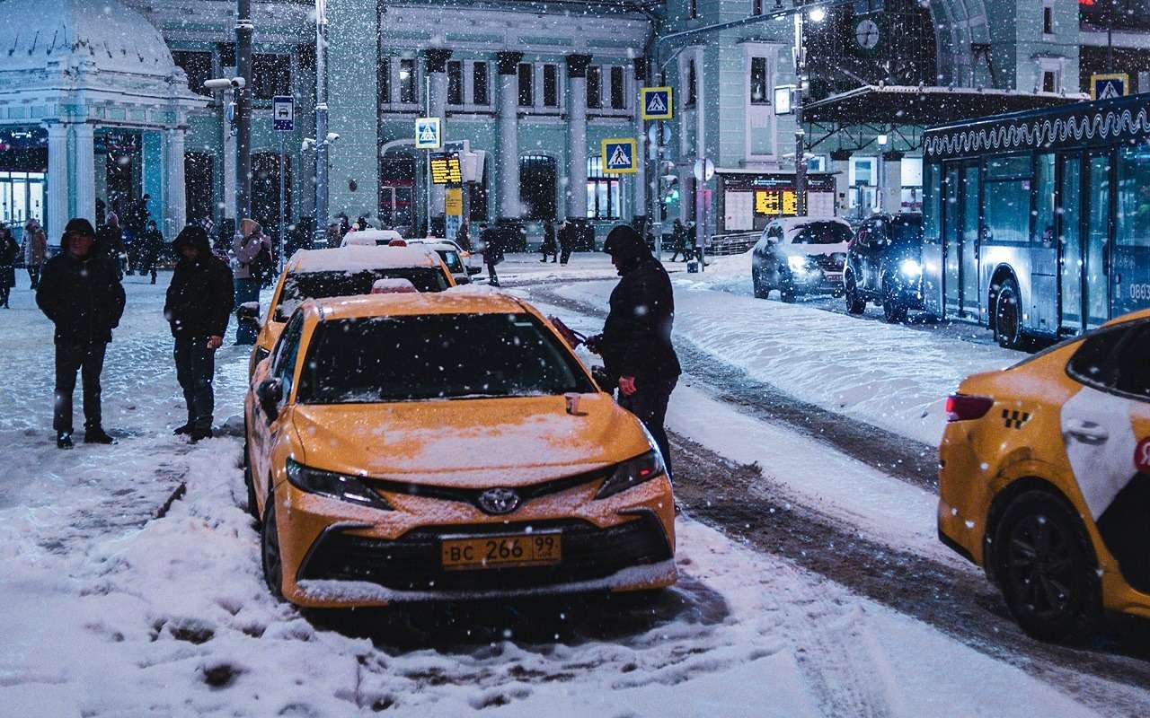 Непогода не должна влиять на цены в такси — в Госдуме хотят ограничить наценки