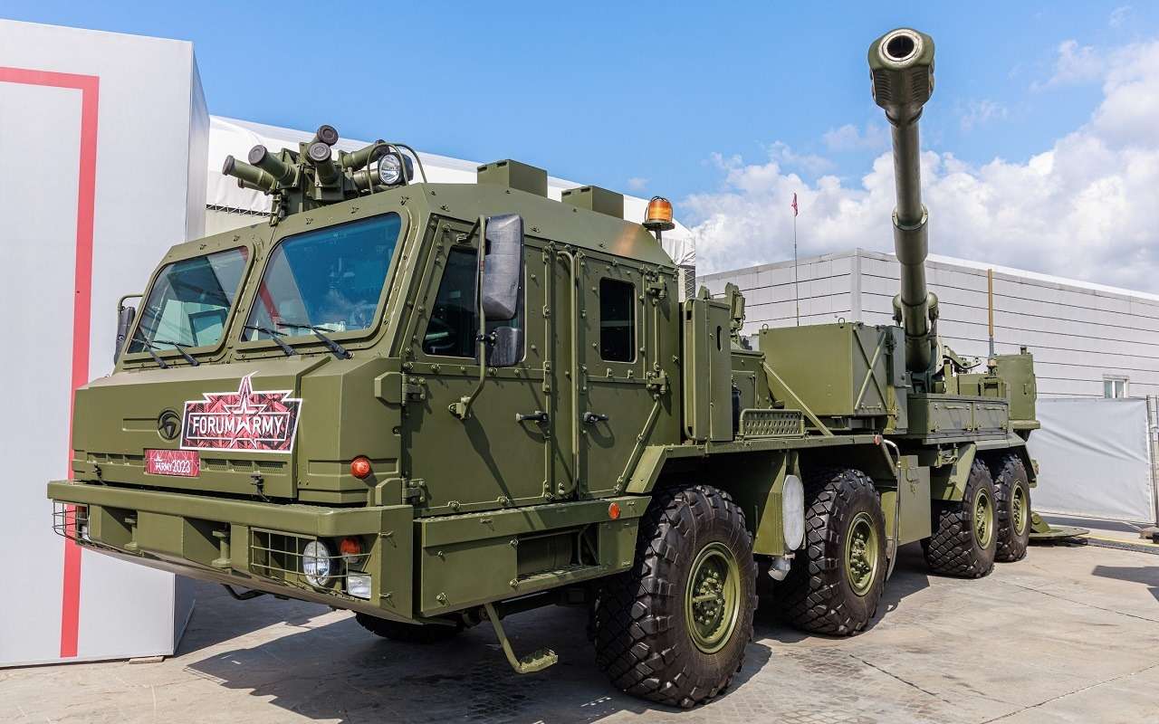 Кабина 2С43 – бронированная. Орудие установлено открыто, чтобы не перегружать машину лишней броней, поскольку «кочующая артиллерия» не предназначена для битв непосредственно на переднем крае.