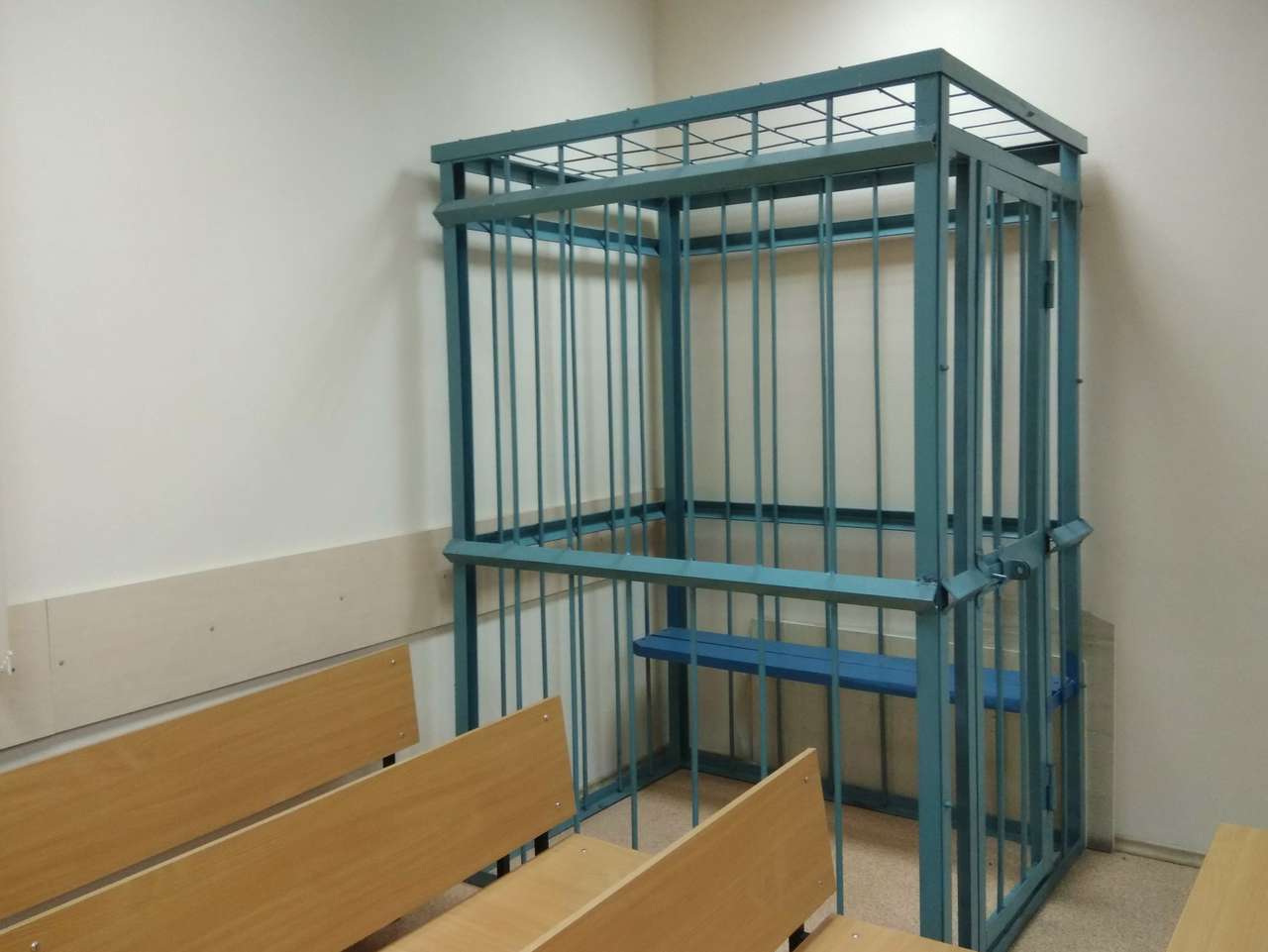 «По раскрытым фактам страхового обмана можно писать детективы, и все они будут иметь плачевный для мошенников финал. Мы хотим предостеречь автомобилистов: не связывайтесь с людьми, которые уверяют вас в легкой наживе. Вы можете не только погубить свою репутацию, но и заплатить серьезный штраф, став участником уголовного дела, - говорит Алексей Журавлев, руководитель управления экономической безопасности ЮРЦ «АльфаСтрахование».