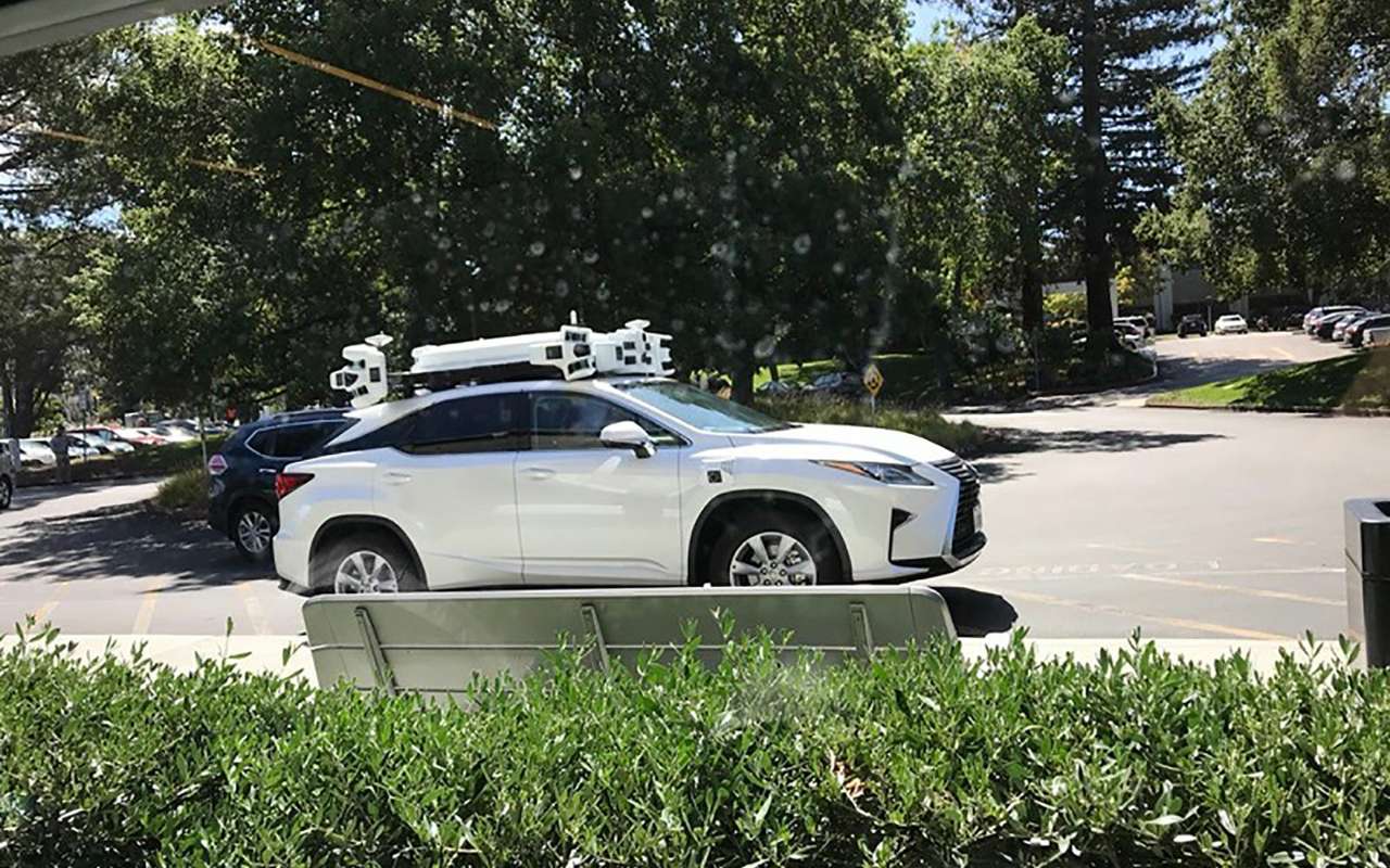 Айфон на колесах: беспилотник Apple впервые сняли на видео