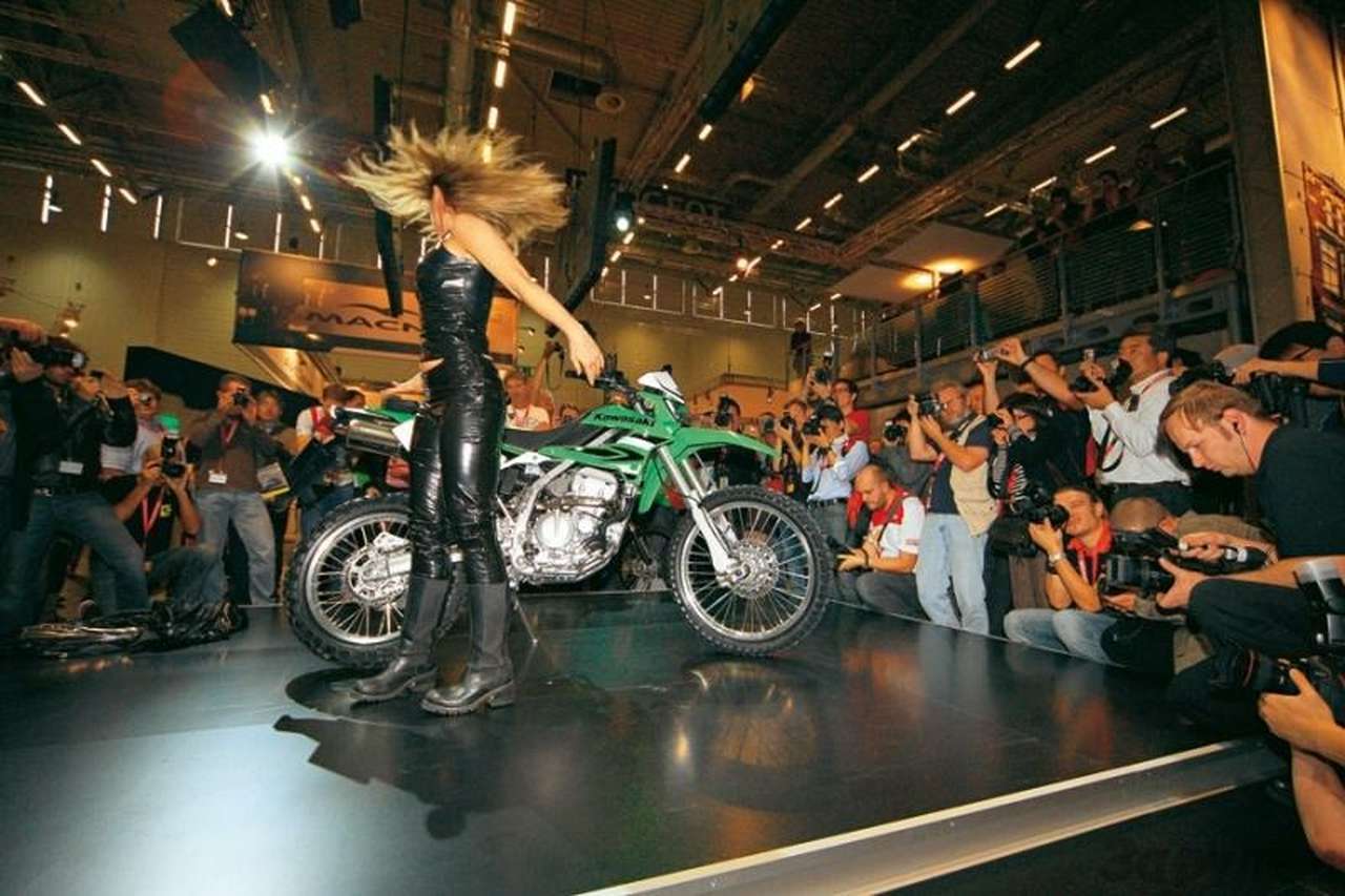 Kawasaki KLX250 (1цилиндр,249 см в куб,22 л.с.,снаряженная масса 138 кг) легок и послушен, как велосипед.