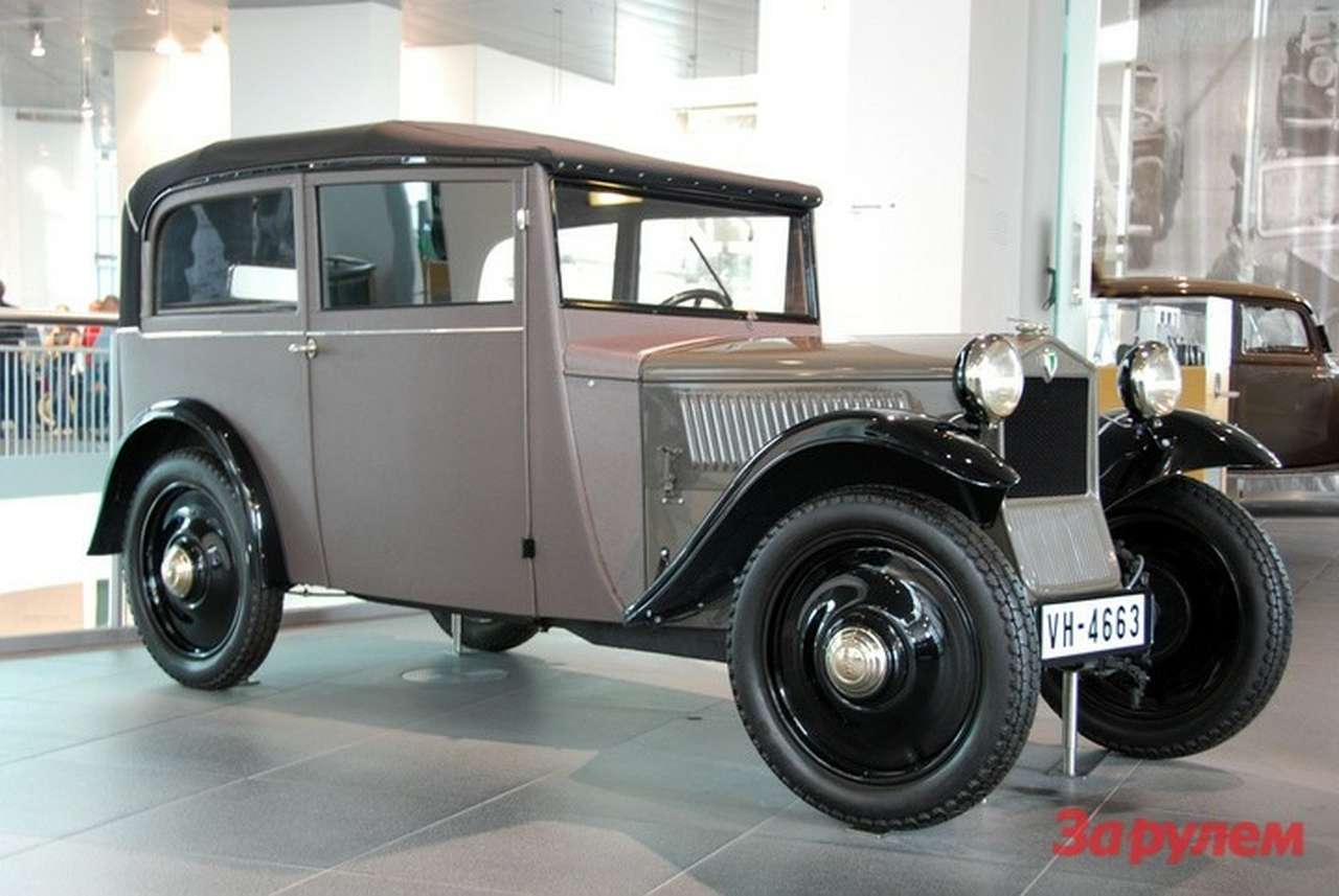 DKW F1 (1931 – 1932 гг.) оснащался рядным двухцилиндровым двухтактным мотором рабочим объемом 584 см3 и мощностью 15 л.с. Снаряженная масса – 450-580 кг в зависимости от типа кузова. Автомобиль развивал скорость 75 км/ч и расходовал 8 л бензо-масляной смеси на 100 км. Было выпущено 4353 единицы.   