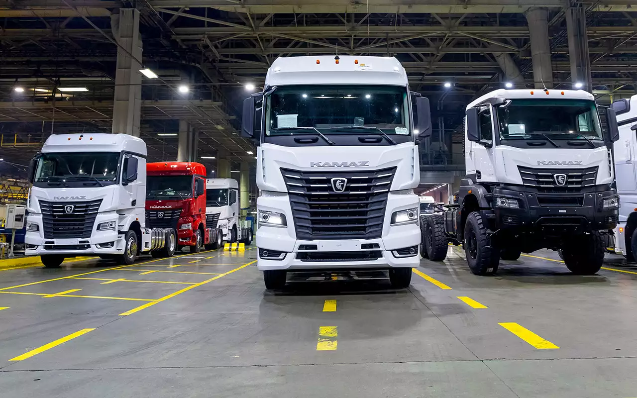 В 2025 году модельный ряд автомобилей К5 пополнился шасси КАМАЗ‑65658 с колесной формулой 6х2 и шасси КамАЗ‑53251 с колесной формулой 4х2 для ритейла, полноприводным седельным тягачом КАМАЗ‑65954 с колесной формулой 6х6, предназначенным для работы в составе автопоезда полной массой 100 тонн, самосвалом КАМАЗ‑65959 с колесной формулой 6х6 и шасси КАМАЗ‑65958 под монтаж специальных и специализированных надстроек. В 2026 году с конвейера будут сходить шасси для лесозаготовительной отрасли, а также шасси и седельный тягач с колесной формулой 6х4.