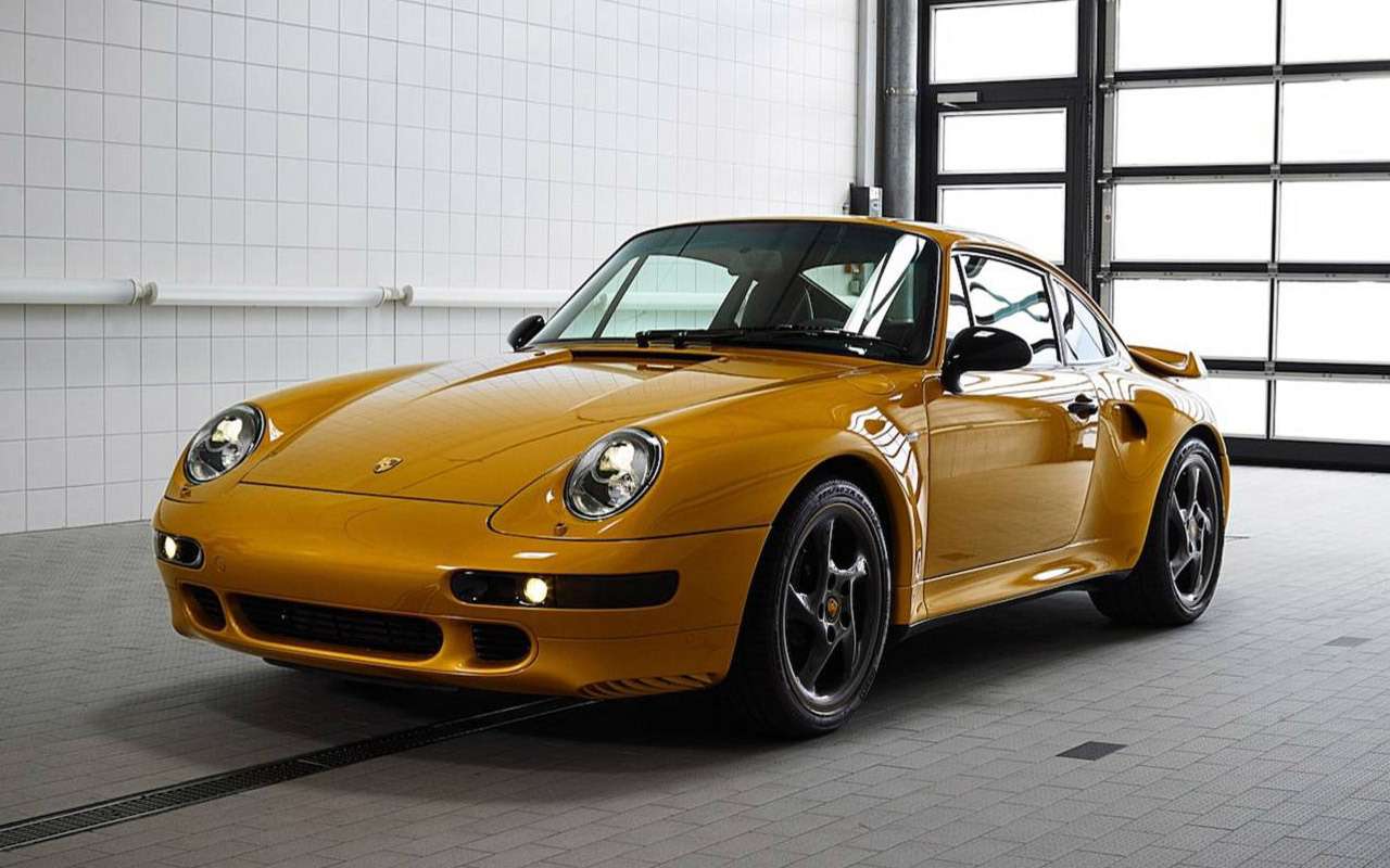 Это уникальная 993-я модель от Porsche Classic, вдохновленная современным 911 Turbo S Exclusive Series. На ее воссоздание ушло 18 месяцев.