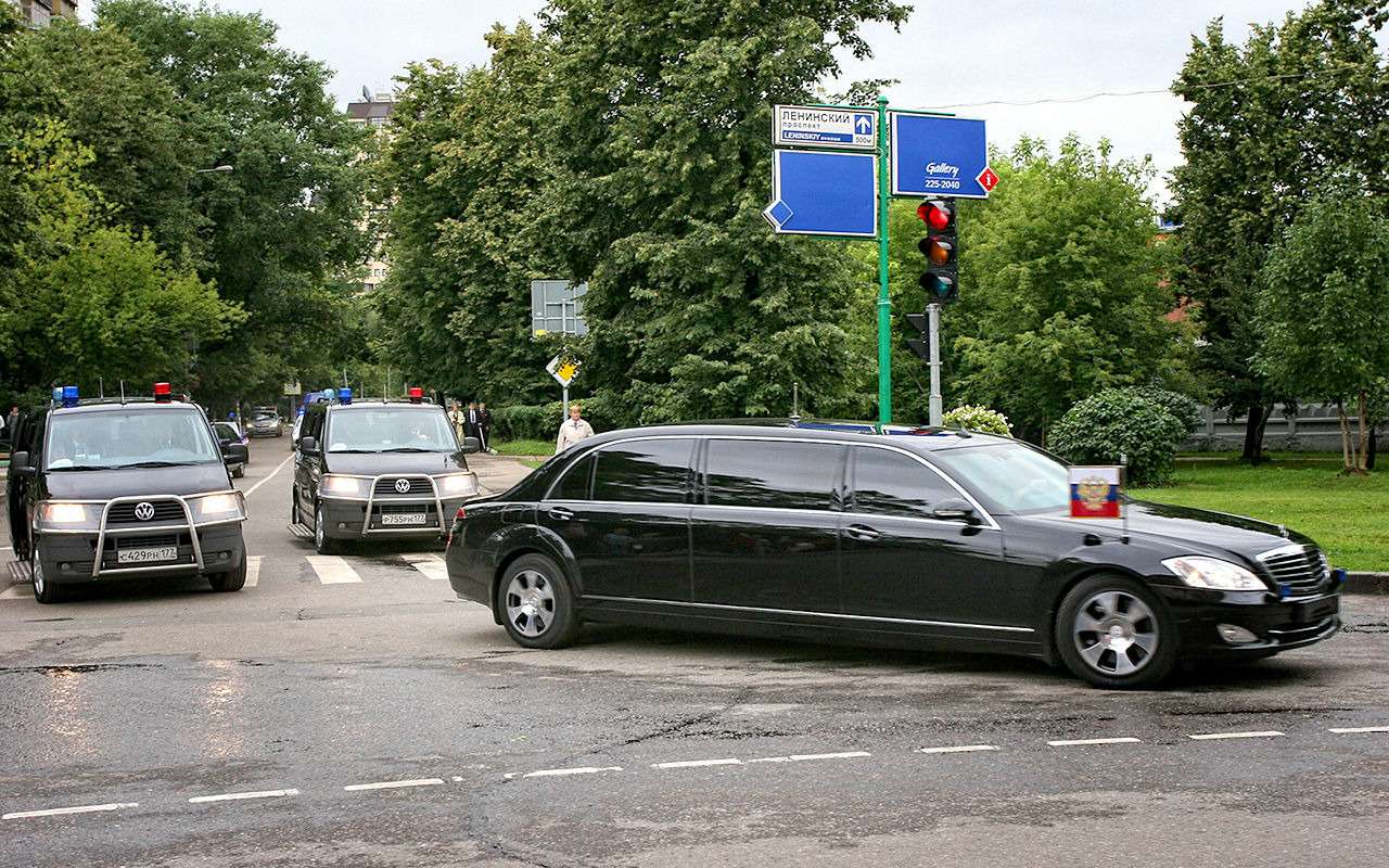 Автомобили первых лиц освободили от обязательной установки системы ГЛОНАСС/GPS