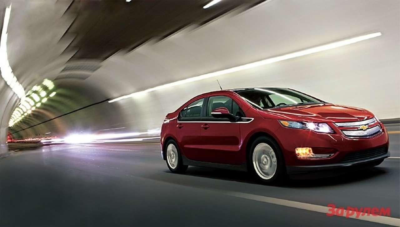 Мощность электромоторов «Шевроле-Вольт» составляет 111 кВт, а высокий крутящий момент 368 Н•м, доступный уже на старте, позволяет разменивать сотню менее чем за 9 с. Максимальная скорость достигает 160 км/ч. 