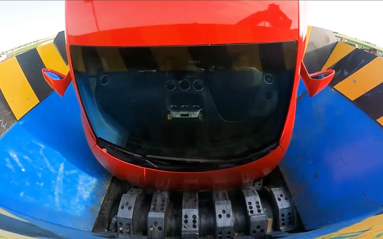 Lamborghini в измельчителе – видео