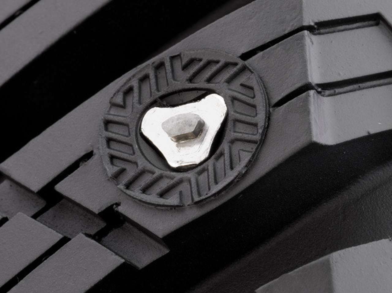 Специальная форма посадочного отверстия под шип исключает неправильную установку