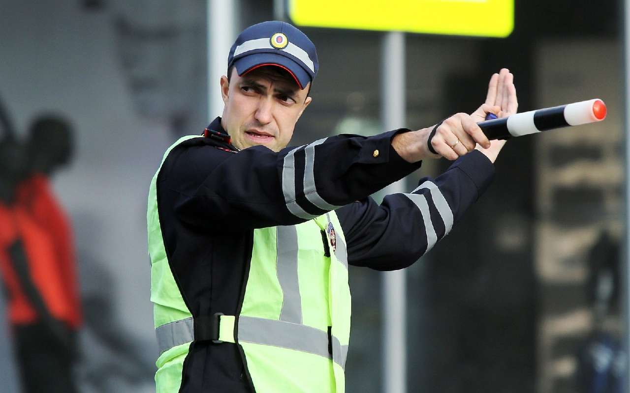 В России жезл пока что верный союзник сотрудника ДПС. Интересно, будет ли когда-нибудь полосатая палочка упразднена и у нас?