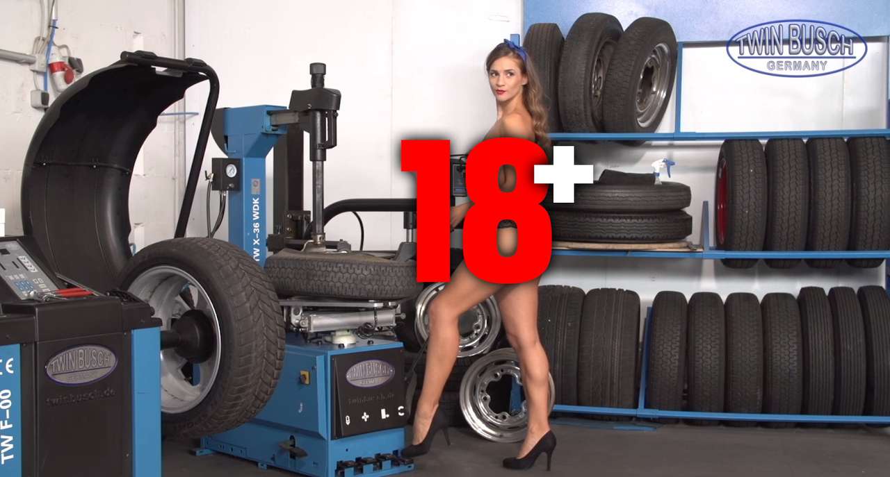 Автосервис с огоньком: еще один эротический календарь-2018