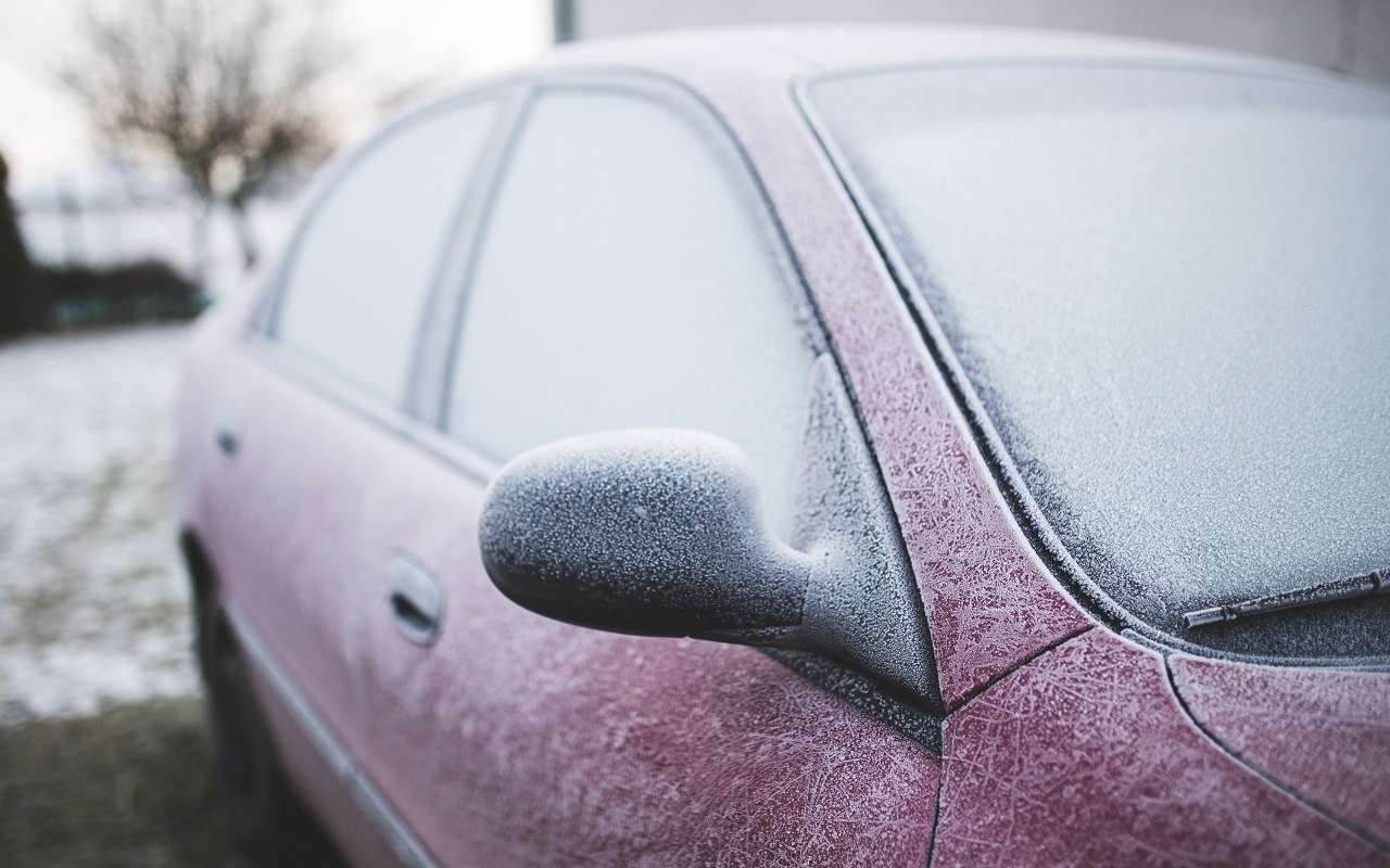 Какие опасности несут лед на лобовом стекле и снег на крыше авто