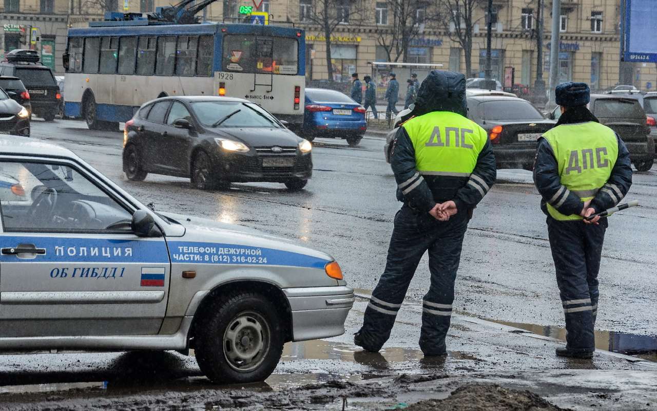 Более половины россиян доверяют сотрудникам ГИБДД