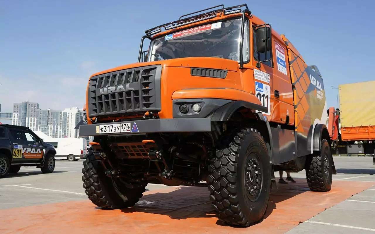 Участники команды Ural Motorsport устроили дрифт на асфальте в Верхней Пышме