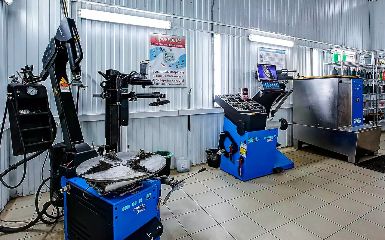 Шиномонтажник признался, как на водителях зарабатывают лишние тысячи