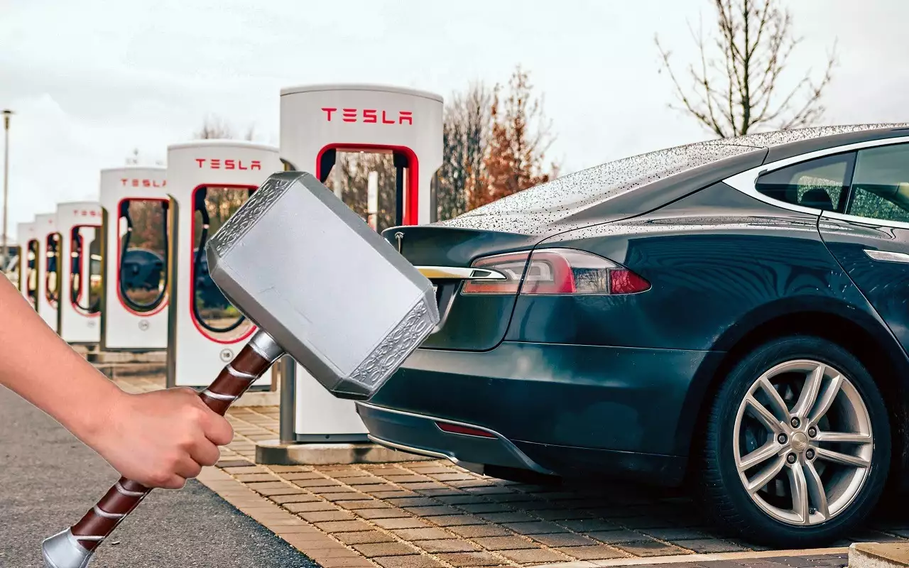 Почему владельцы этих машин вынуждены возить с собой молотки?