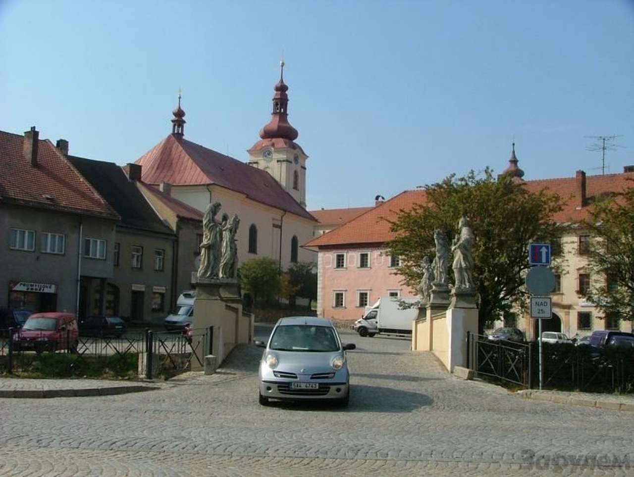 Средневековые церкви, мосты и статуи придают провинциальной Чехии неповторимый колорит (г.Бртнице)