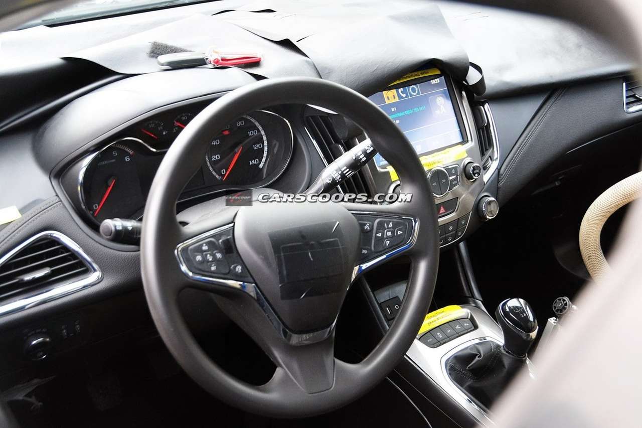 Шпионы заглянули в салон нового Chevrolet Cruze