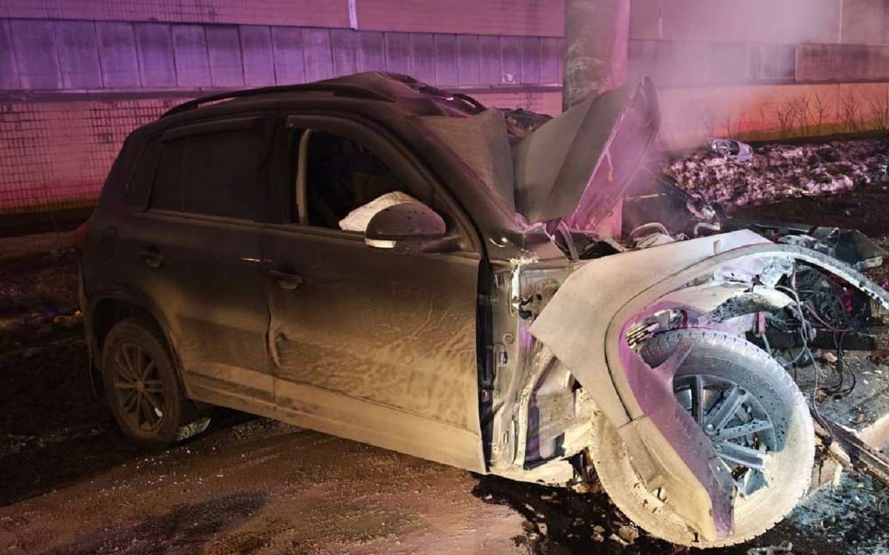Volkswagen на полной скорости врезался в столб: пассажиры погибли