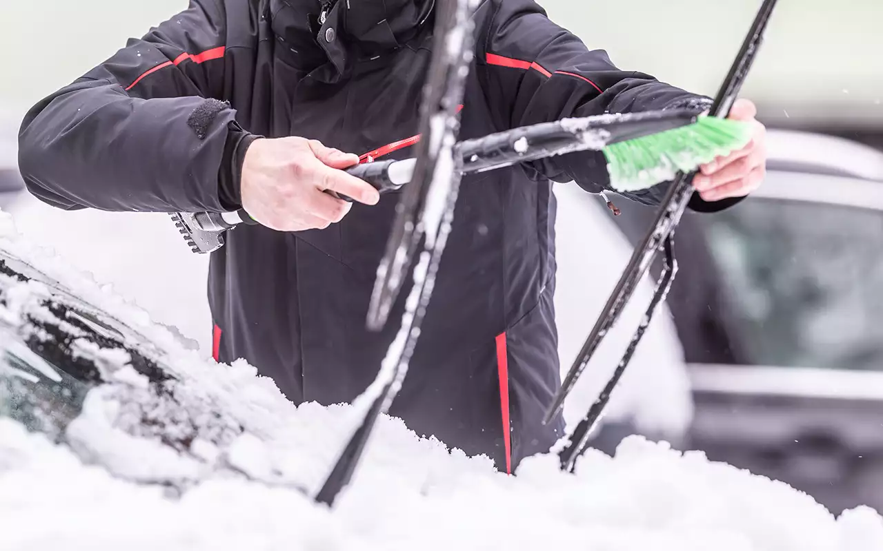 «Дворники» в снегопад — нужно поднимать или нет?