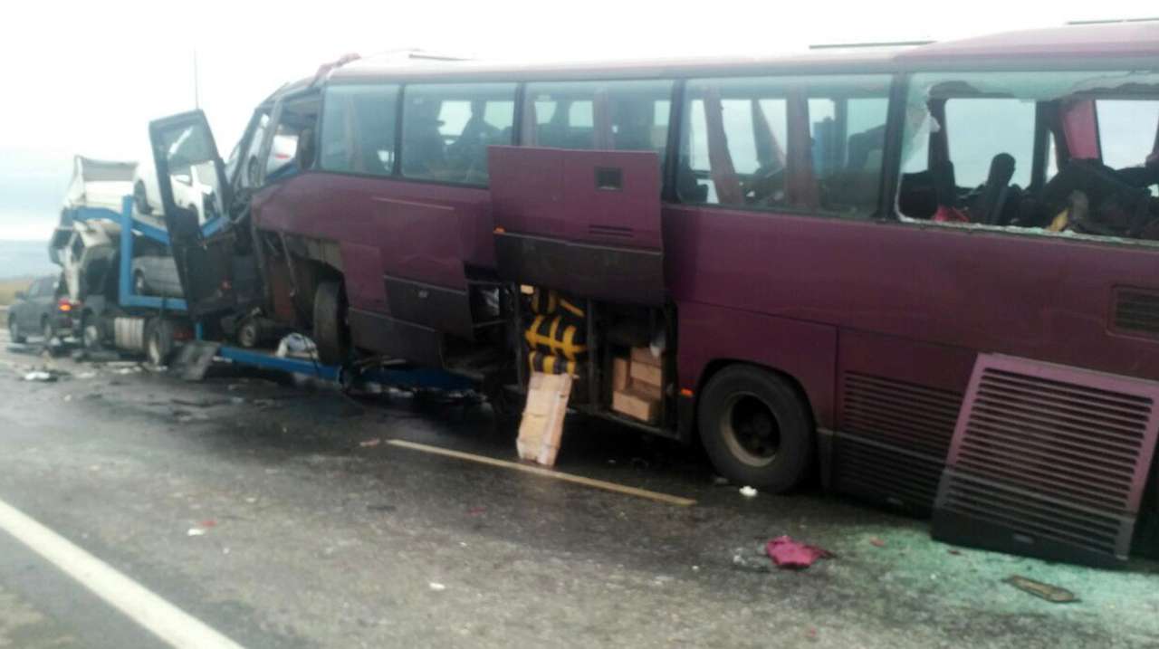 Нелегальный рейс: на трассе Беслан — Владикавказ автобус врезался в автовоз