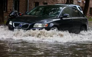 Обычная лужа на дороге может отправить вашу машину на свалку
