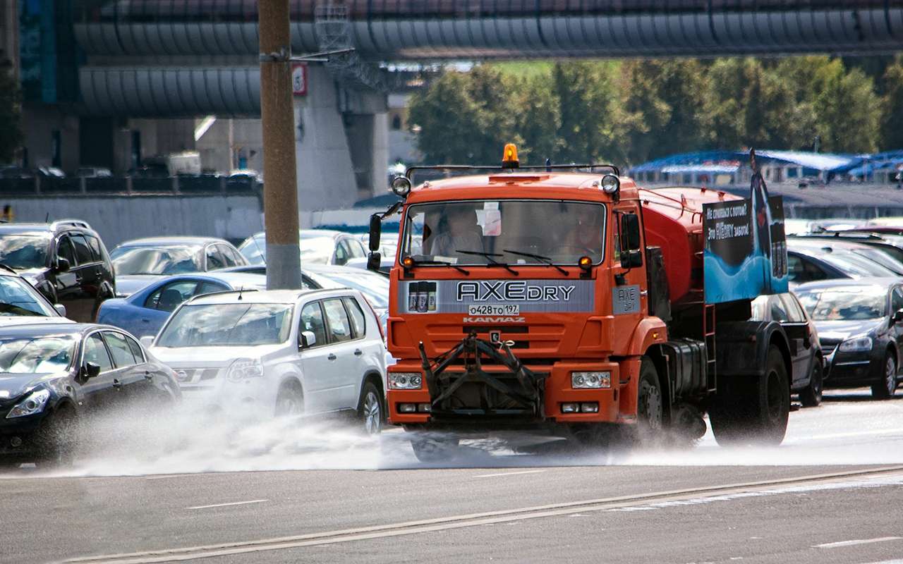 Даже одна поливальная машина неизбежно создаст затруднения движения в плотном потоке.