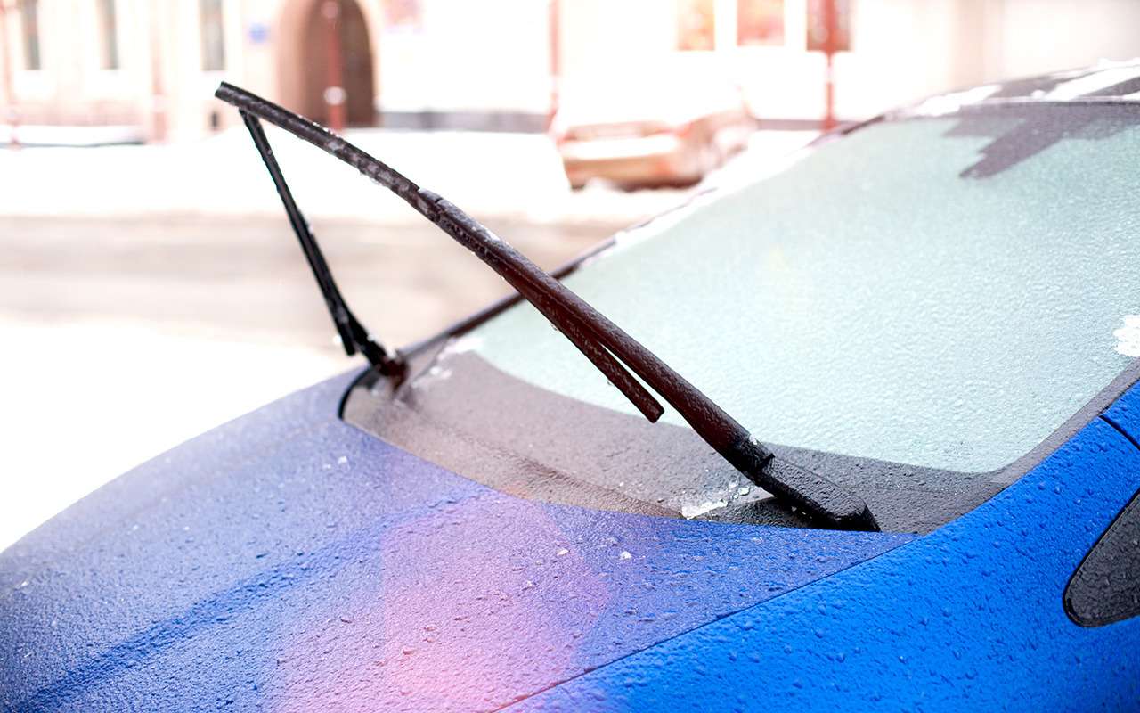 Почему нельзя поднимать дворники во время стоянки?