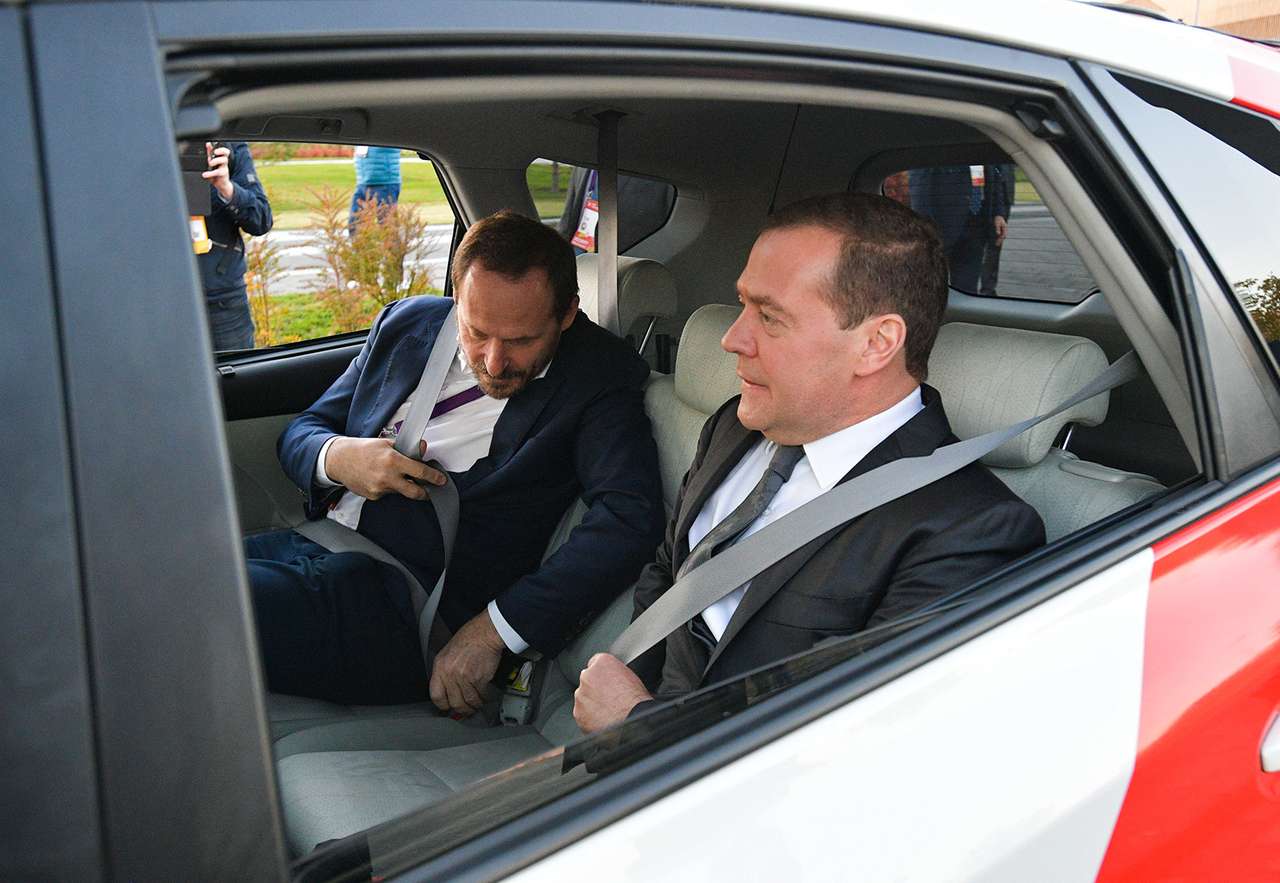 Компанию премьер-министру составил глава «Яндекса» Аркадий Волож. Обратите внимание - оба пассажира пристегнулись