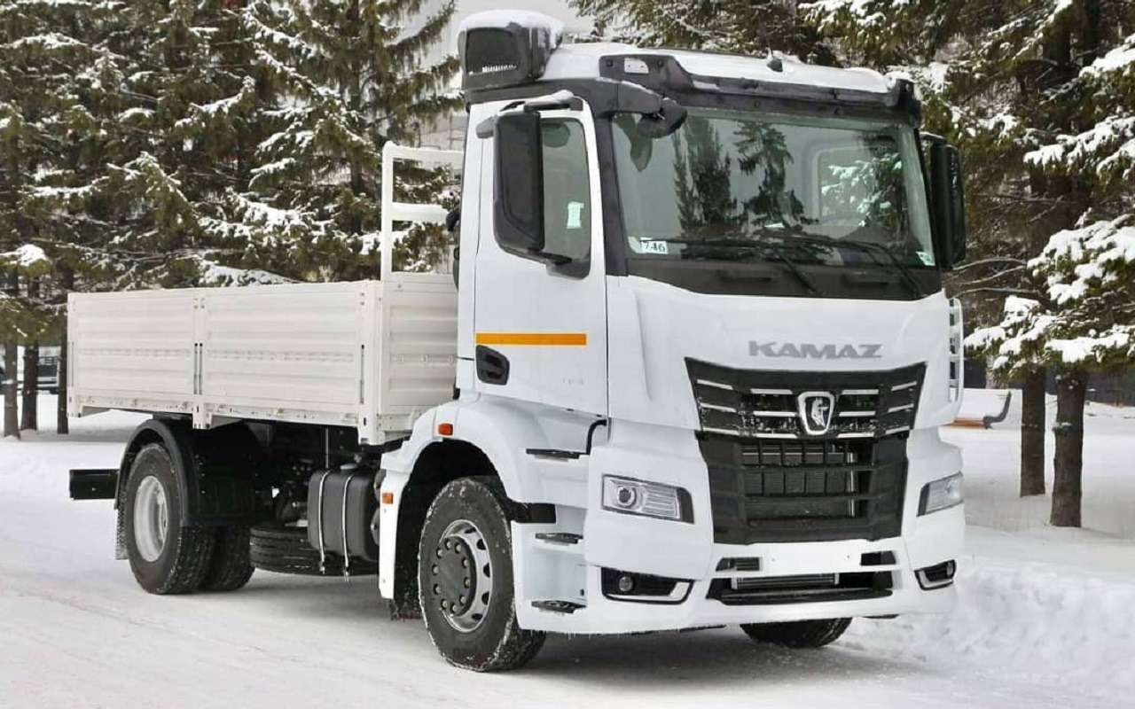 Первое фото: новый КАМАЗ в «строительной» модификации