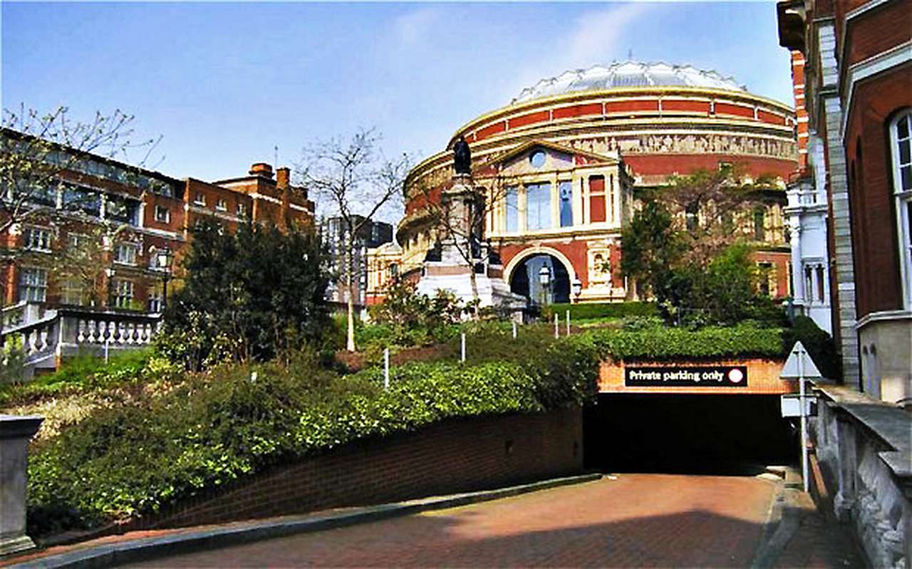 Парковочное место на 2 авто продали за полмиллиона евро