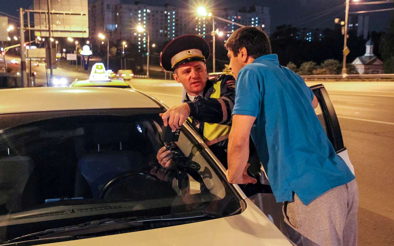 Проверить тонировку инспектор ДПС может прямо на дороге – если у него есть прибор. Требование проехать для этого на ближайший пост незаконно.