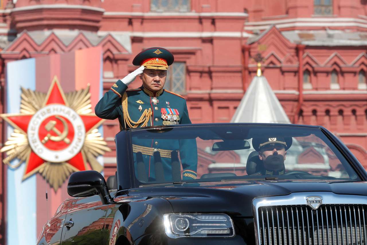 Министр обороны РФ Сергей Шойгу на кабриолете Aurus Senat на генеральной репетиции военного парада на Красной площади