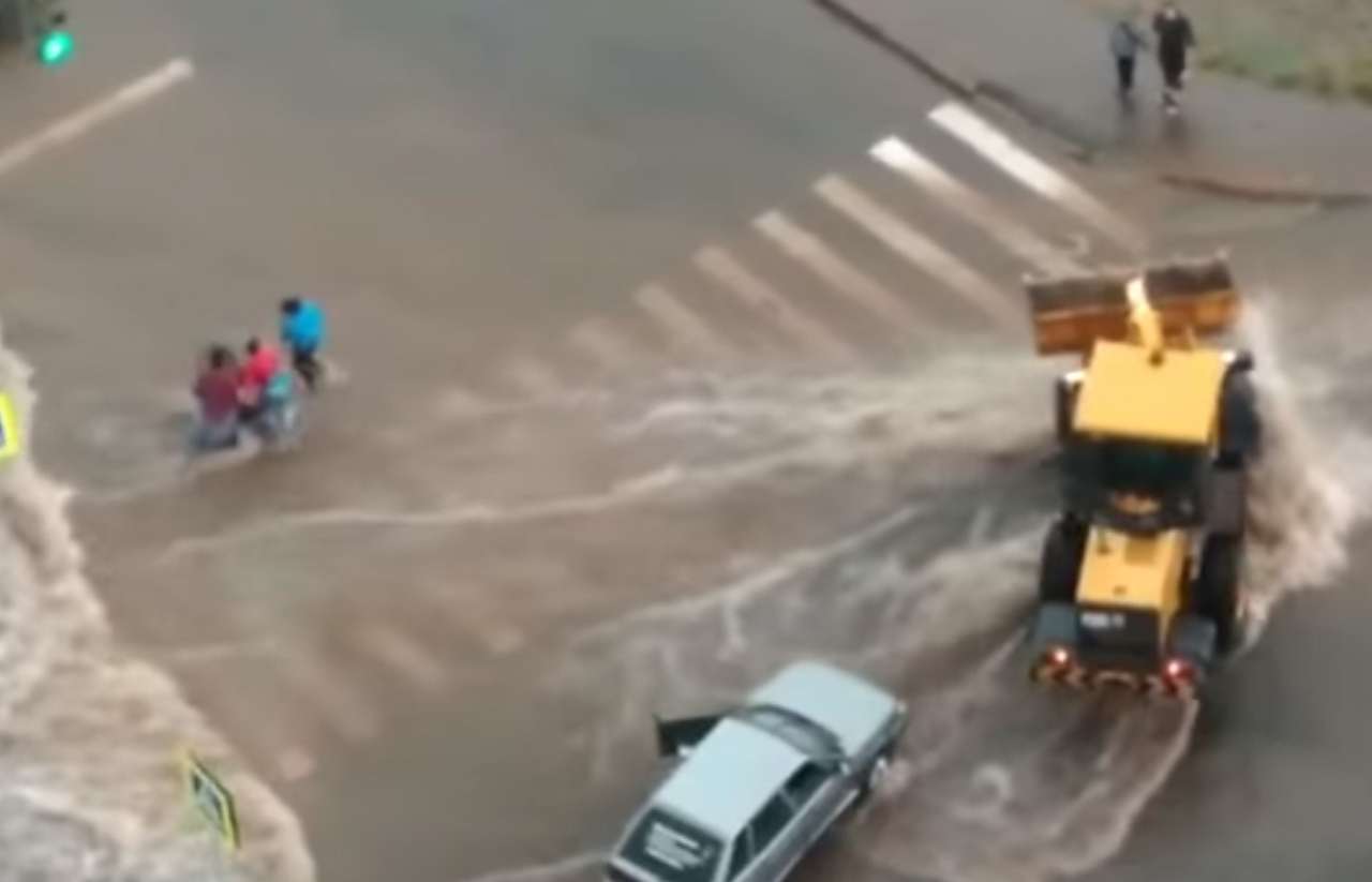 Случайные водители в Уфе предотвратили трагедию и спасли ребенка