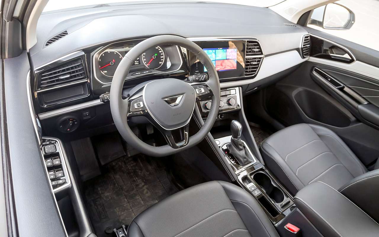 Дизайн – винегрет из решений, использованных в Кароке и Тигуане. Но качество отделки им уступает. Обзорность неидеальна – маловаты боковые зеркала. А вот тут экономии нет: все четыре стеклоподъемника – с импульсным режимом.