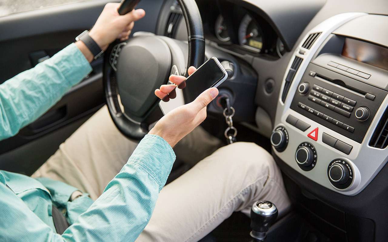 Не говорил, не писал, просто держал телефон в руке — законен ли штраф?