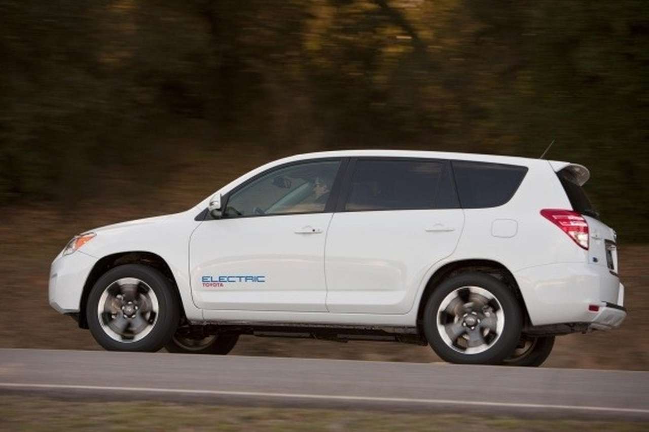 Серийный электрокроссовер Toyota RAV4 EV покажут 7 мая