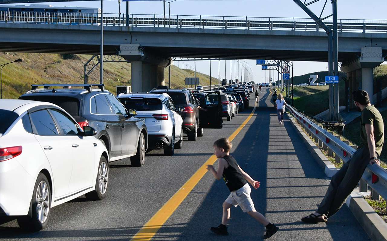 Что делать туристам, опоздавшим в отели Крыма из-за пробки?