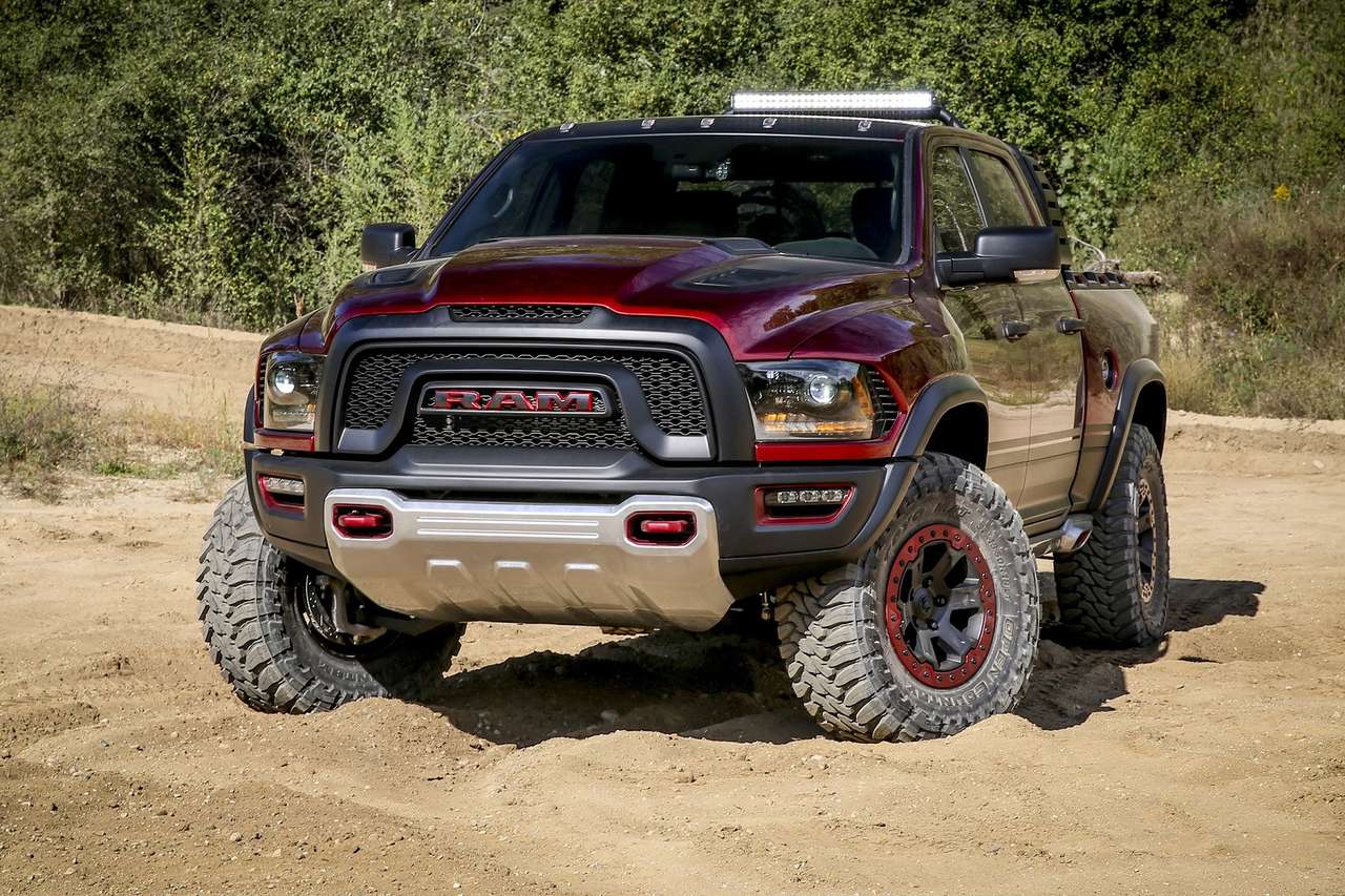 Тренированный парень: Ram Rebel TRX свернет конкурента в бараний рог